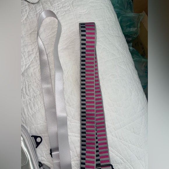 IHKWIP XL EVERYDAY ESSENTIALS CROSSBODY WITH TWO STRAPS METALLIC SILVER - Picture 7 of 12